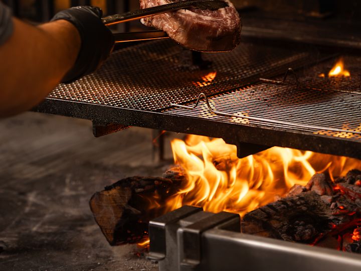 料理を調理するシェフ