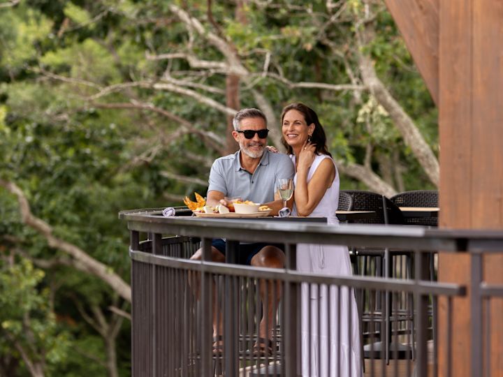 スカイビューを楽しめるカップル