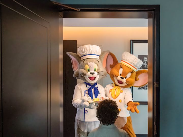 Tom und Jerry kleideten sich als Köche an der Zimmertür