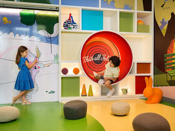 Kinder im Themenspielbereich "Looney Tunes"