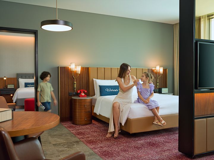 Mutter mit Kindern im angrenzenden Zimmer