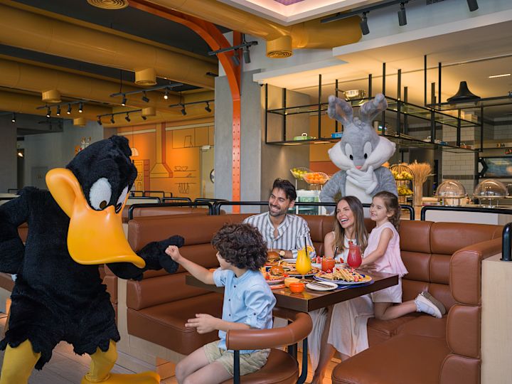 Familiensitz im Restaurant mit Daffy Duck