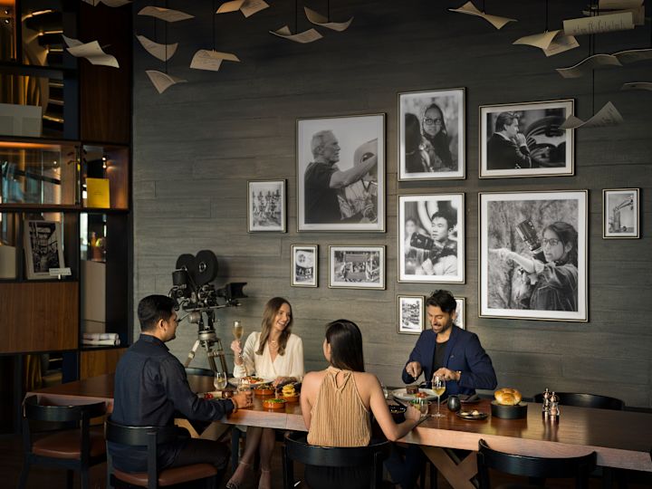 Paare im Restaurant essen Mahlzeiten