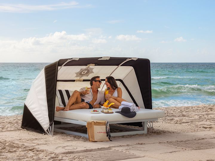 Kumsalda bir Şezlongda Çift Yemeği