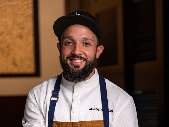 Diplomat Prime restoran, şef Jorge elinde geç kesilmiş bifteği tutuyor