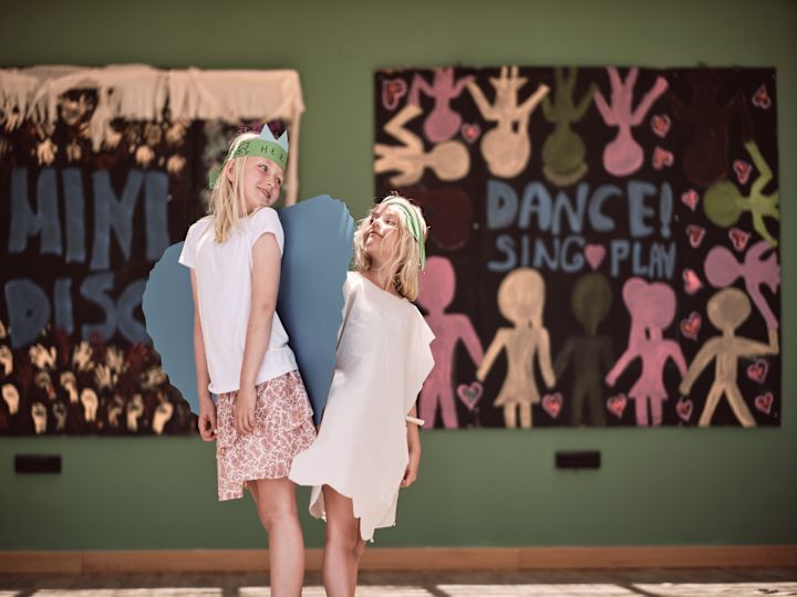 Aksi Dua Gadis dalam Kostum Angels