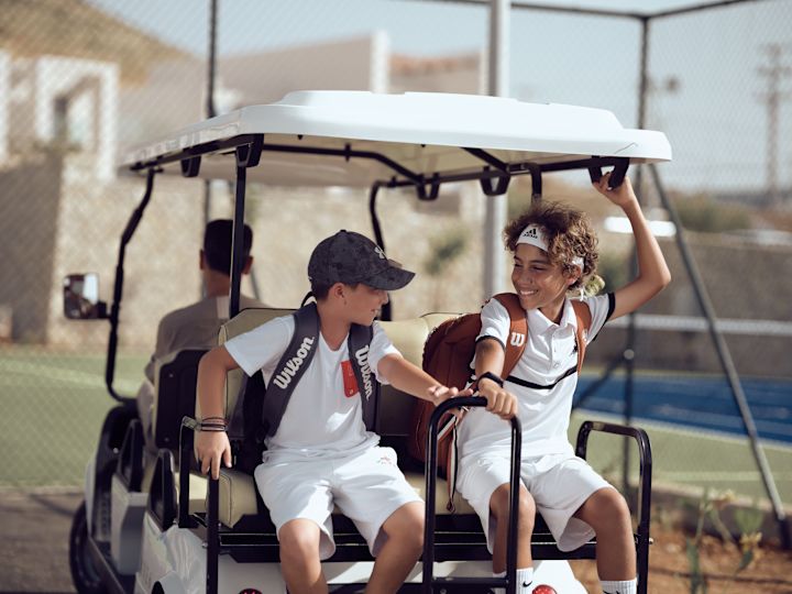 Anak-anak Menikmati Tumpangan Keranjang Golf