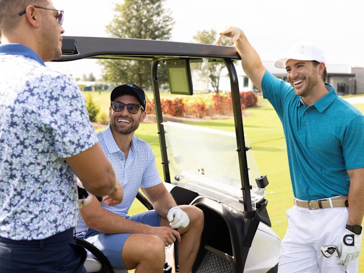 Trei bărbați pregătiți pentru un meci de golf