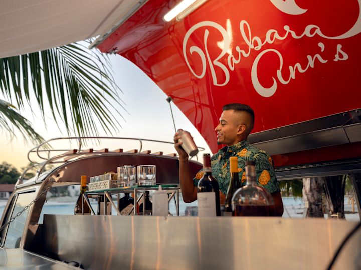 バーの後ろにシェーカーを置いたバーマン