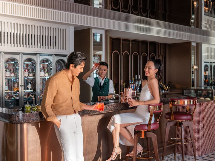 バーでカクテルを楽しむカップル