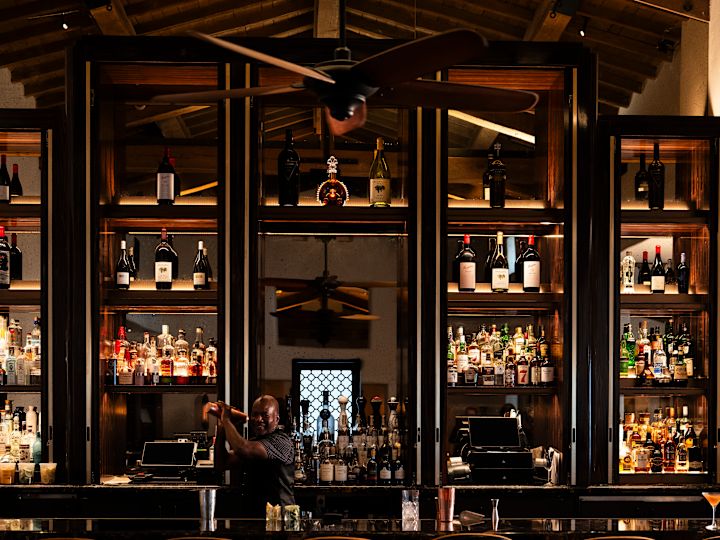 Бармен готовит коктейль в Morgan’s в баре Desert Bar Area