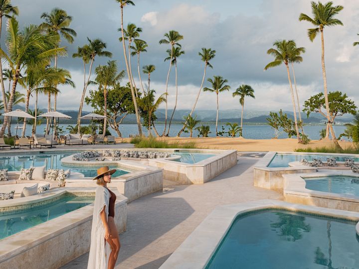 Eine Frau steht am Hauptpool.