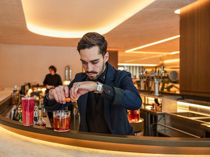 Staf bar menyiapkan koktail di bar