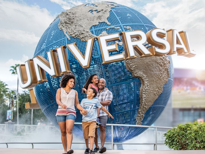 Familie alături de Globul Universal