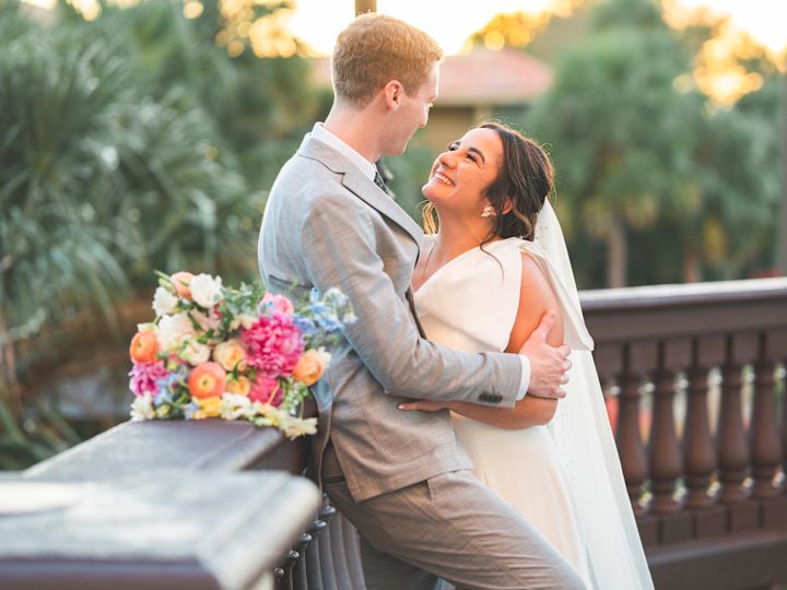 Pareja tomándose una foto en una terraza el día de su boda