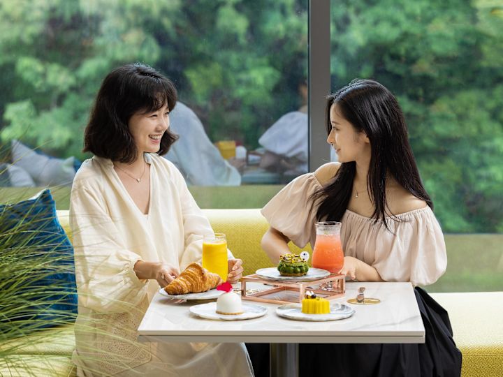 Două femei luând masa la restaurantul Caffe
