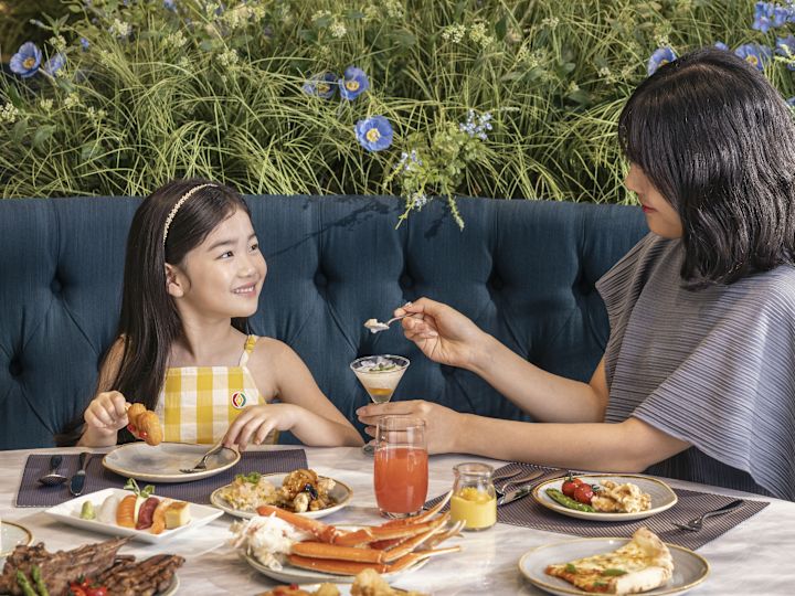 Matka a dcera jedí v restauraci Demeter