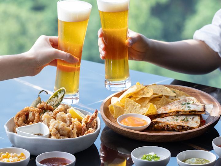 Combo Menu, Guests toasting their drinks