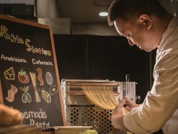 Szef kuchni przyrządzający makaron na włoskim wieczorze tematycznym w restauracji DEMETER