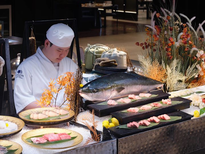 Šéfkuchař připravuje jídlo v restauraci