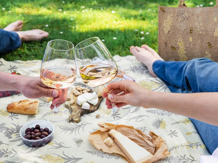 Coppia che si gode un picnic sdraiato sull'erba
