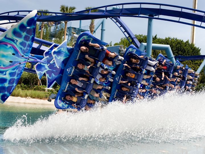 Les montagnes russes de SeaWorld s'incrustent latéralement dans l'eau