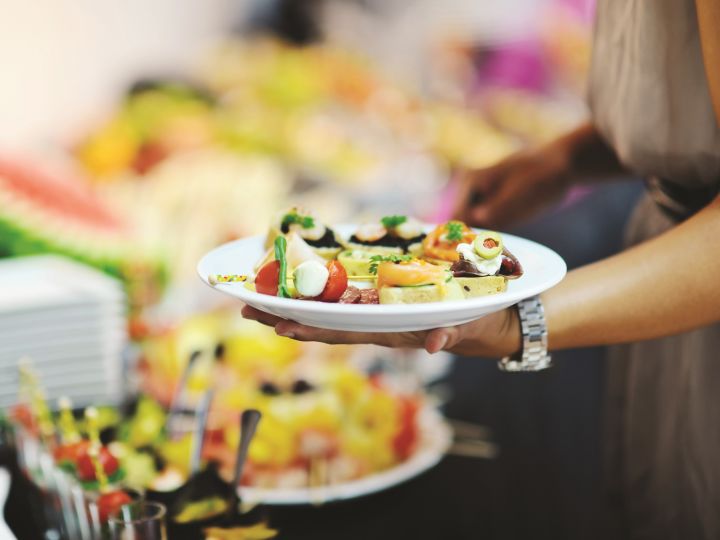 Meja dan makanan prasmanan