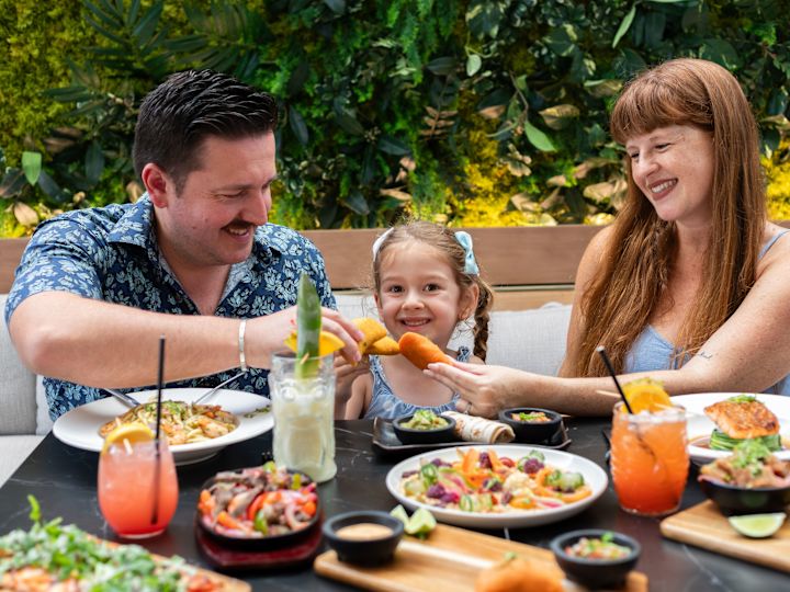 Rodzinne posiłki na tarasie restauracji i baru Allison