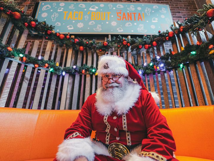 Santa Clausula sentado en un sofá