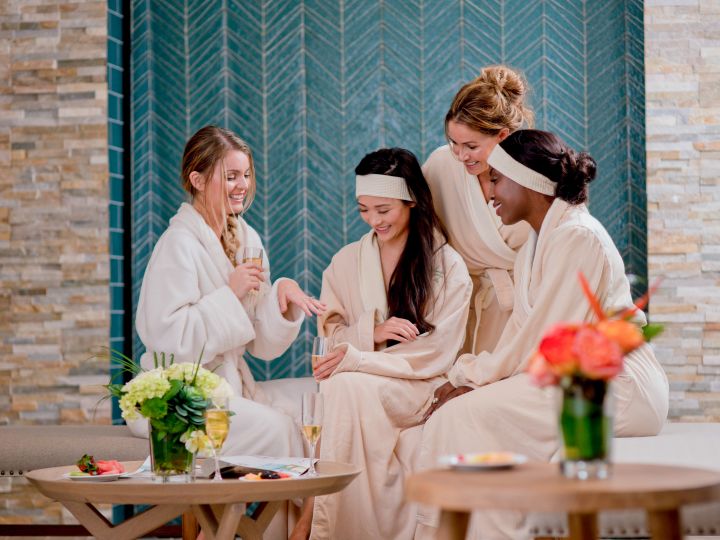 نساء يتلقّين معالجة في النادي الصحي