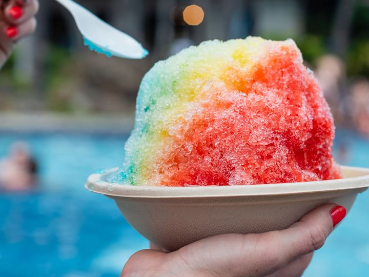 「シャカコーンズ・アイスクリーム」で器に入ったかき氷を持つ女性