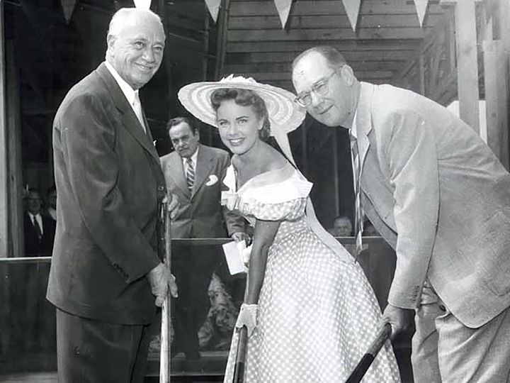 Conrad Hilton ve aktris Terry Moore, Beverly Hilton otelinin temelini attı