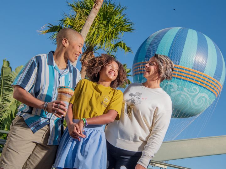 Orang-orang bahagia tersenyum