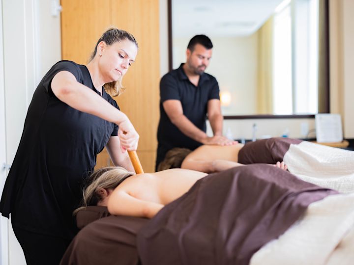 Cuplu pentru un masaj la spa