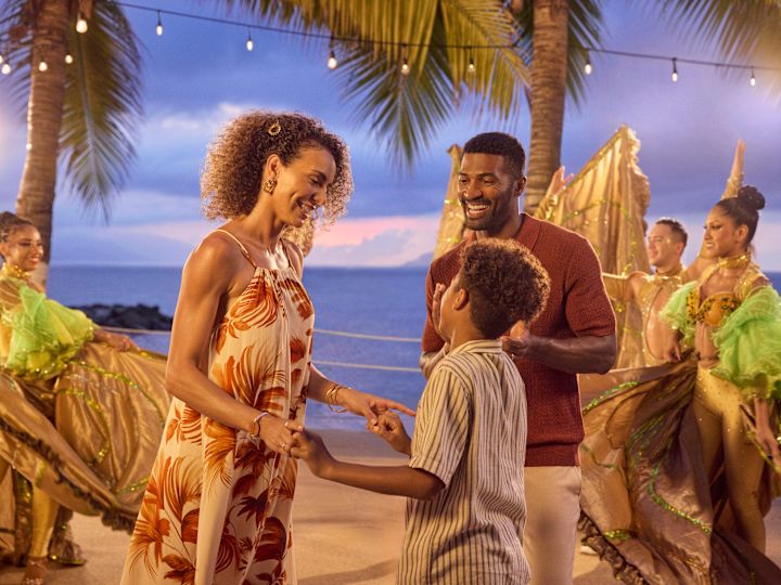 一群專業舞者一起在沙灘舞會的家庭