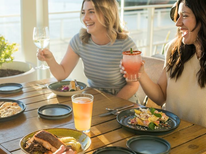 Femei luând masa într-un restaurant