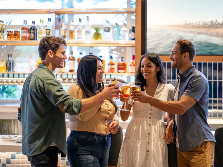 Eine Gruppe von Personen bei einem Drink in der Bar "Hudson and Nash"