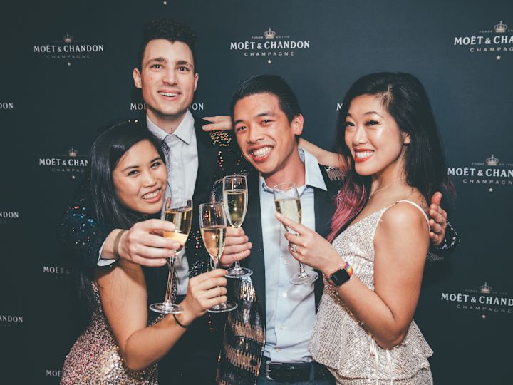 un grup de prieteni sărbătorind cu șampanie