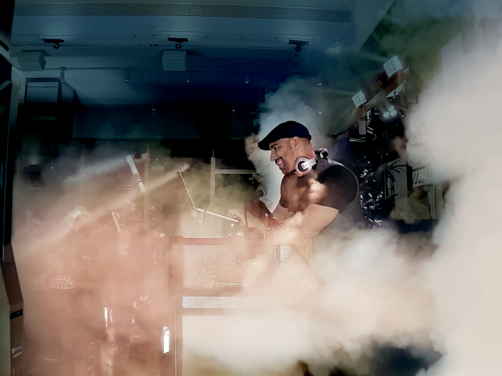 DJ care cântă la un eveniment