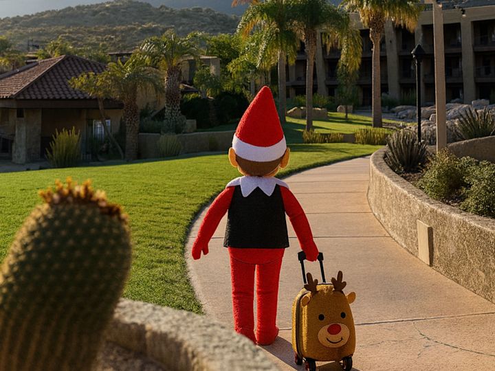 บุคคลที่แต่งตัวเป็นเอลฟ์กําลังถือกระเป๋าเดินทางและเดินไปที่โรงแรม