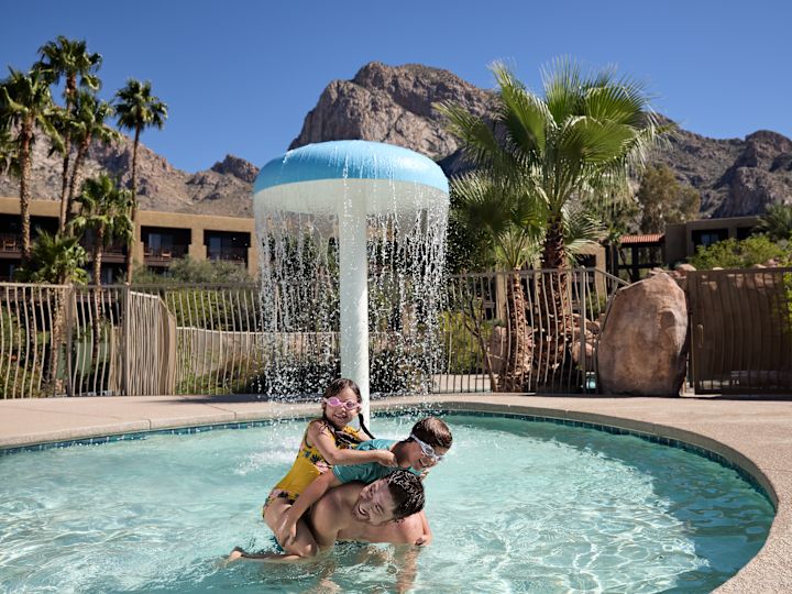 отец и дети играют в бассейне