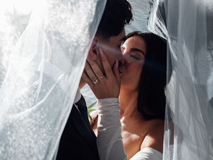 morsiamen ja sulhanen suutelemassa