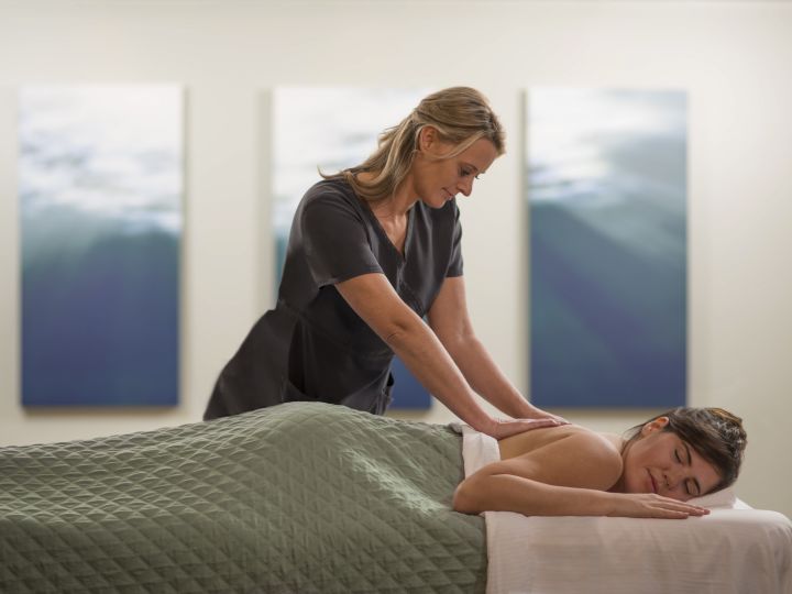 سيدة تتلقى تدليكًا