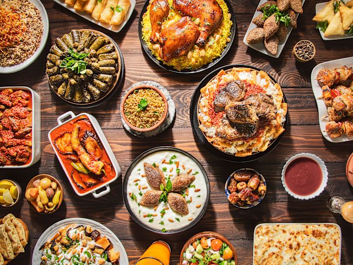 Vy uppifrån och ned över Ramadan-matutbudet