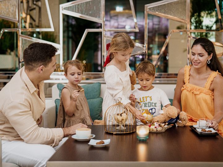 Une famille assise à une table mangeant des desserts