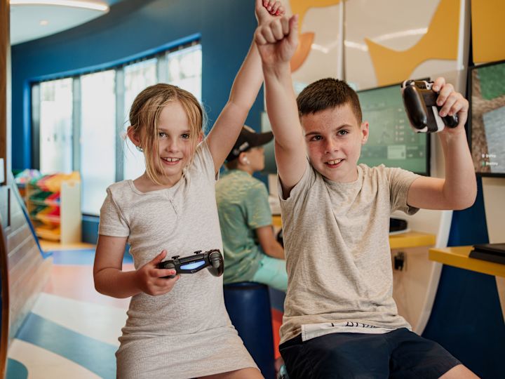 Enfants jouant à la console de jeux