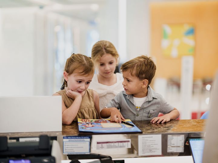 Enfants au bureau du hall