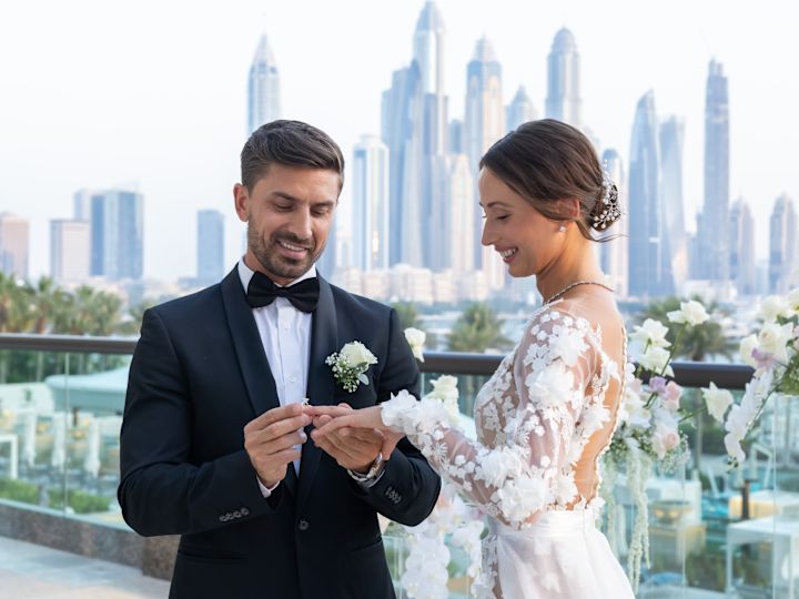 Couple avec un homme mettant un anneau sur le doigt d'une femme