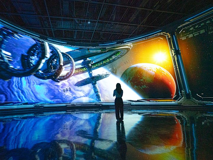 대형 가상 공간 스테이션을 바라보고 있는 여성과 함께하는 공간 경험 특징