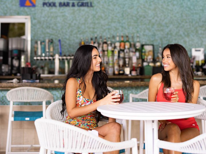 Тропики две женщины пьют напиток